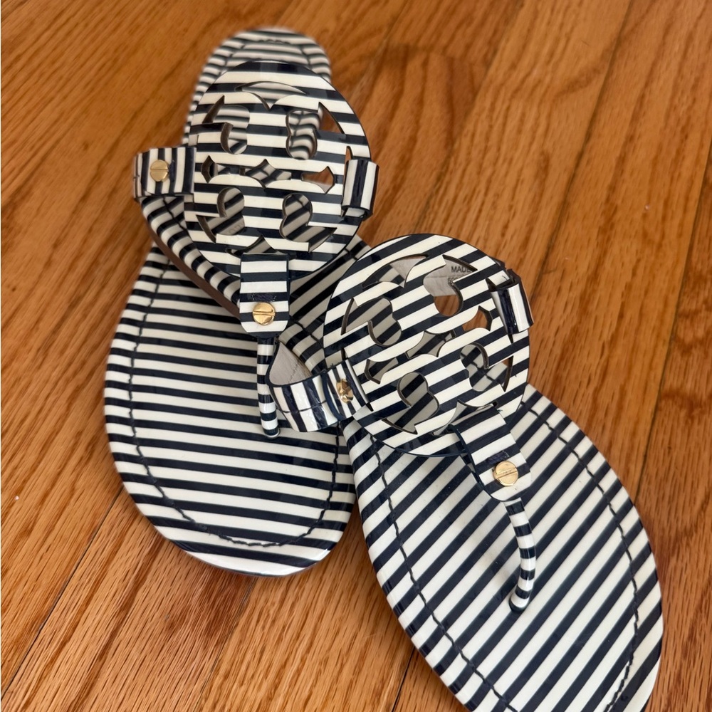 Tory Burch Miller Thong Sandla - Striped Navy & White Logo
